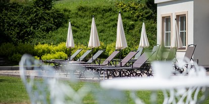 Pensionen - Restaurant - Fügen - Wasserwelt. Liegebereich vor dem Hallenbad mit Blick auf die Tiroler Bergwelt. - Landhaus Ager