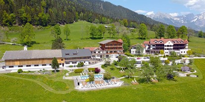 Pensionen - Garten - Reith im Alpbachtal - Mitten im Grünen und fernab der großen Städte liegt das Landhaus Ager und Haupthaus Hotel AlpenSchlössl auf einer malerischen Hochebene in Söll am Wilden Kaiser in Tirol. Umgeben von unberührter Natur und umrahmt von sonnenbeschienen Wiesen und stillen Wäldern ist unser familiengeführtes 4- Sterne-Hotel ein Refugium der Ruhe inmitten der Tiroler Bergwelt. Die hervorragende Lage macht unser Haus einzigartig. In welche Richtung man auch schaut, immer staunt man über ein phänomenales Bergpanorama! Hotel AlpenSchlössl und Landhaus Ager befinden sich direkt nebeneinander. Abgerundet wird dieses Bild alpiner Idylle mit dem traditionellen Agerhof und unserem romantischen Schlösslgarten. - Landhaus Ager