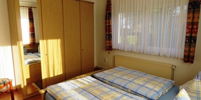Pensionen - Umgebungsschwerpunkt: Meer - Niedersachsen - Schlafzimmer II mit 2 Betten - Ferienwohnung Kutscherhuus mit Sauna in Ostfriesland