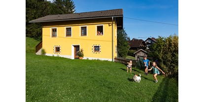Pensionen - Radweg - Obervellach (Obervellach) - Spielende Kinder mit Chicco - Haus Brunner - Ferienwohnung im Hühnerhotel
