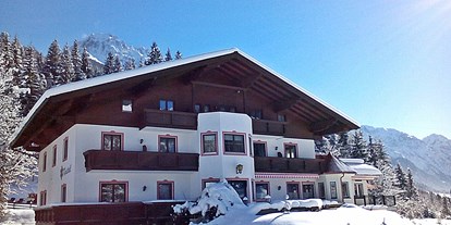 Pensionen - Skilift - Flachau - Gästehaus Kristall im Winter - Gästehaus Kristall