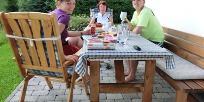 Pensionen - Garten - Dienten am Hochkönig - Entspannen auf der Terrasse - Haus Eva Portenkirchner
