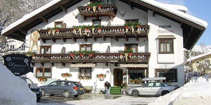 Pensionen - Umgebungsschwerpunkt: See - Pinzgau - Frontansicht der Pension Alpenrose *** Zell am See im Winter  - Pension Alpenrose