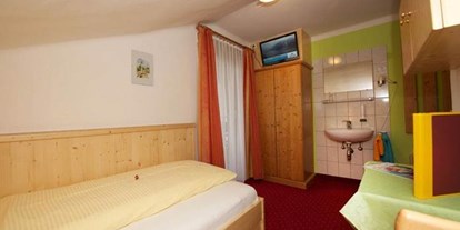 Pensionen - Sauna - Pinzgau - Einzelzimmer mit Waschbecken und Föhn, DuscheWC ist auf der Etage,Telefon, Radio, Sat-TV, W-Lan und Balkon  - Pension Alpenrose