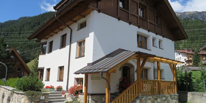 Pensionen - Umgebungsschwerpunkt: Berg - Tiroler Oberland - Eingang - Straße - Apartmen  -  Arlberg - Sophia
