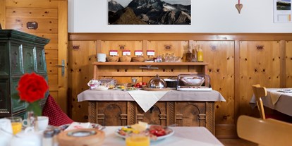 Pensionen - Frühstück: Frühstücksbuffet - ST. JAKOB (Trentino-Südtirol) - Beginnen Sie den Tag mit unserem herzhaften Osttiroler Frühstück
 
Die Liebe zu unserer Region ist im Haus Veidlis auch kulinarisch zu spüren. Am reich gedeckten Frühstücksbuffet finden Sie regionale Produkte wie Käse, Speck, Würstel, Marmeladen, Honig, Brot und Kuchen – einige davon sind sogar hausgemacht. - Haus Veidlis