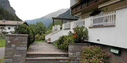 Pensionen - Garage für Zweiräder - Tobadill - Eingang - Pension Gschwandthof