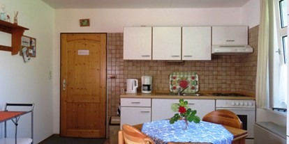 Pensionen - Art der Pension: Privatzimmervermietung - Ostfriesland - Küchenzeile im Wohnzimmer - Ferienhaus Mariechen an der Nordseeküste