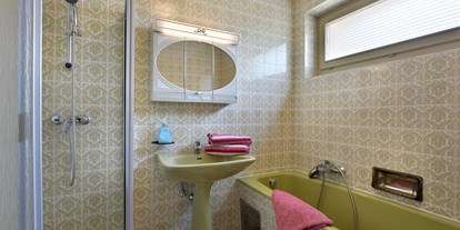 Pensionen - WLAN - Aurach bei Kitzbühel - Badezimmer Appartement mit Dusche/Badewanne - Haus Lukas 