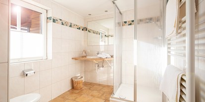 Pensionen - Garage für Zweiräder - Weißpriach - Badezimmer vom Doppelzimmer - Fürsterhof Ramsau