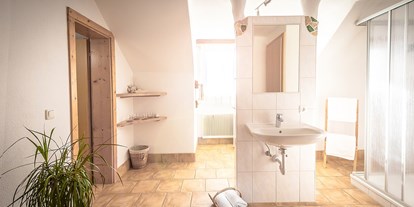 Pensionen - Umgebungsschwerpunkt: am Land - Pruggern - Badezimmer vom Familienzimmer und Zwergennest - Fürsterhof Ramsau