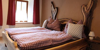 Pensionen - Umgebungsschwerpunkt: am Land - Bad Waltersdorf - Schlafzimmer "Urige Hütte", ideal für 2 Erwachsene für einen romantischen Urlaub am See! - Tiefala´s Eck