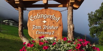 Pensionen - Wanderweg - Flachau - Wegweiser zum Entingerhof - Entingerhof