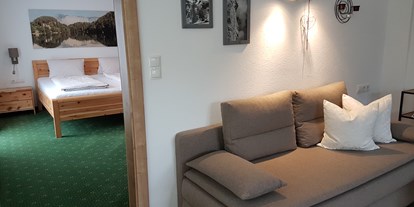 Pensionen - Art der Pension: Privatzimmervermietung - Telfs - Wonzimmer mit Blick ins Schlafzimmer - Haus Alpenglühn