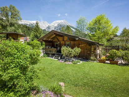 Pensionen - Umgebungsschwerpunkt: Berg - Alpbach - Garten mit Gartenhütte - Zimmer & Appartements Pension Hinterholzer