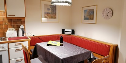 Pensionen - Garage für Zweiräder - Baldramsdorf - Küche mit gemütlicher Essecke und Stereoanlage - Appartement Sonja im Haus Carinthia am Nassfeld