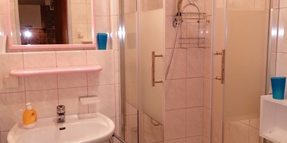 Pensionen - Rattendorf - Bad mit Dusche und 2 Siegeln und Bidet - Appartement Sonja im Haus Carinthia am Nassfeld