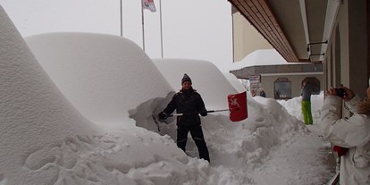 Pensionen - Parkplatz: kostenlos bei der Pension - Hermagor - 2014 schneereichster Winter, mein Gast beim Ausschaufeln seines Autos - Appartement Sonja im Haus Carinthia am Nassfeld