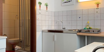 Pensionen - Kühlschrank - Fürstenfeldbruck - Apartment Küche und Bad - Aparthotel & Pension Belo Sono