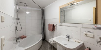 Pensionen - Umgebungsschwerpunkt: Fluss - Pförring - Badezimmer im Gästehaus - Café & Pension Nine