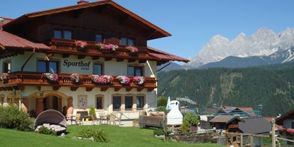 Pensionen - Wanderweg - Steiermark - Aussenansicht mit Blick zum Dachstein - Hotel Pension Sporthof