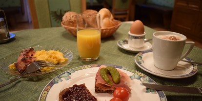 Pensionen - Frühstück: serviertes Frühstück - Sölden (Sölden) - Frühstückstisch - B&B Rehwinkl
