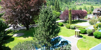 Pensionen - weitere Verpflegungsmöglichkeiten: Abendessen - Kärnten - Blick vom Balkon in den Garten - Klamberghof Burgstaller ***