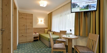 Pensionen - Pool - Alle Zimmer mit großem SAT-TV - Hotel Garni Birkenhof & Apartments Rosenhof