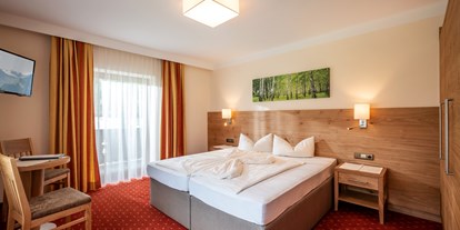 Pensionen - Sauna - Kaltenbach (Kaltenbach) - Alle Zimmer verfügen über einen Tisch mit 2-3 Stühlen - Hotel Garni Birkenhof & Apartments Rosenhof