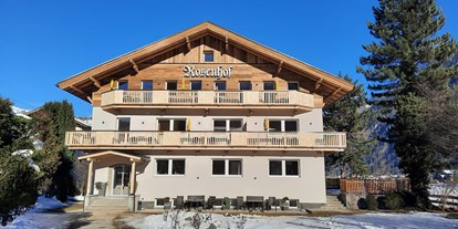 Pensionen - Parkplatz: gebührenpflichtig in Gehweite - Tiroler Unterland - Der Rosenhof im Zillertal im Winter - Hotel Garni Birkenhof & Apartments Rosenhof