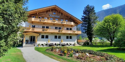 Pensionen - Pool - Mayrhofen (Mayrhofen) - Der Rosenhof in Mayrhofen im Zillertal im Sommer. - Hotel Garni Birkenhof & Apartments Rosenhof