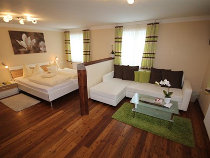 Pensionen - Umgebungsschwerpunkt: See - Hallstatt - Unser Premiumzimmer mit Badewanne, großer begehbarer Dusche und Balkon - Gasthof Waldwirt