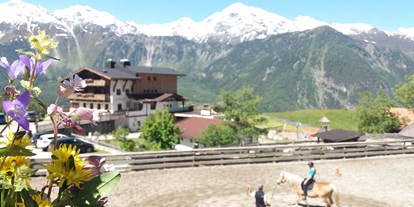 Pensionen - Spielplatz - Tirol - Ferienwohnung der Veitenhof im Ötztal mit Reitplatz Sommer - Bio & Reiterhof der Veitenhof