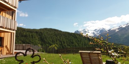 Pensionen - Wanderweg - Fulpmes - Appartements der Veitenhof in Tirol - Gartenlounge mit Panoramablick  - Bio & Reiterhof der Veitenhof