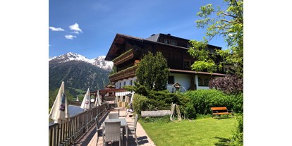 Pensionen - Balkon - Osttirol - Außenansicht unseres Haus mit Sonnenterrasse - Gästehaus Schlossnerhof***