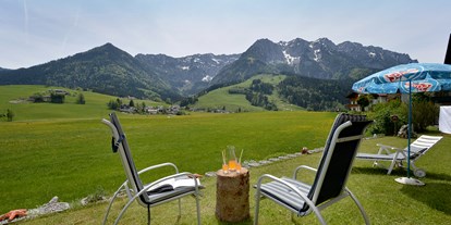Pensionen - Umgebungsschwerpunkt: Berg - Samerberg - Garten für unsere Gäste zum verweilen. - Hotel Garni Tirol im Kaiserwinkel