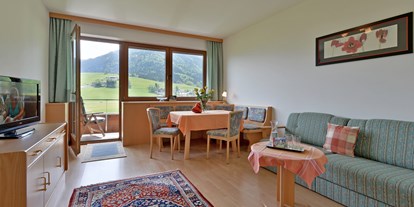Pensionen - Umgebungsschwerpunkt: See - Breitbrunn am Chiemsee - Kaisersuite mit Panoramablick im zweiten Stock.
Sehr ruhig mit wunderschönen Balkon zum Genießen  - Hotel Garni Tirol im Kaiserwinkel