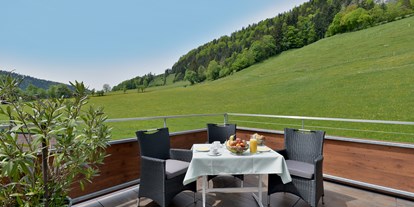 Pensionen - Wanderweg - Schleching - Sonnenterrasse für unsere Gäste , zum Entspannen und den Abend ausklingen lassen - Hotel Garni Tirol im Kaiserwinkel