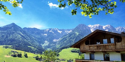 Pensionen - Umgebungsschwerpunkt: See - Tirol - Steindlhof im Sommer, im Hindergrund der Zahme Kaiser - Steindlhof
