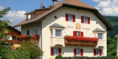 Pensionen - Frühstück: Frühstücksbuffet - Abtei (Trentino-Südtirol) - Henglerhof im Sommer - Henglerhof