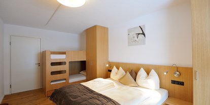 Pensionen - Balkon - Alpenregion Bludenz - App.C Schlafzimmer mit Stockbett - Appartements Lenzikopf