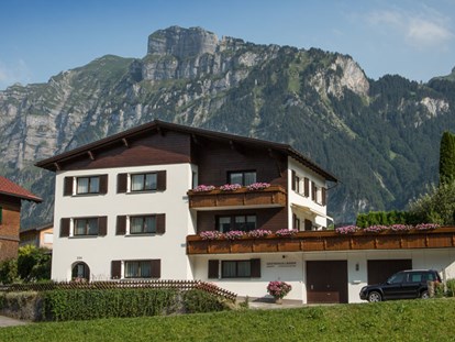 Pensionen - Balkon - Vorarlberg - Aussenaufnahme, im Hintergrund sehen Sie unseren Hausberg die Kanisfluh - Gästehaus Lässer