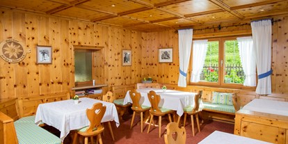 Pensionen - WLAN - Obermaiselstein - Das ist unsere Zirbelstube sowie Frühstücks- und Aufenthaltsraum - Gästehaus Tannegg
