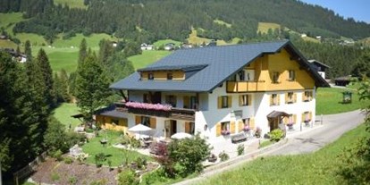 Pensionen - Umgebungsschwerpunkt: Berg - Vorarlberg - Außenansicht Sommer - Gästehaus Tannegg