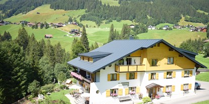 Pensionen - Skilift - Vorarlberg - Außenansicht Sommer - Gästehaus Tannegg