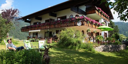 Pensionen - Restaurant - Mittelberg (Mittelberg) - Hausansicht Sommer mit Garten - Landhaus Bromm