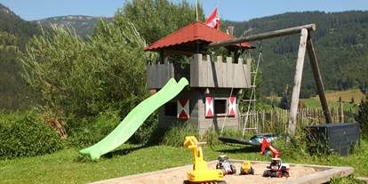 Pensionen - Spielplatz - Vorarlberg - Für die Kleinsten steht ein schöner Spielturm mit Sandkasten und Spielsachen bereit. - Landhaus Bromm