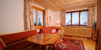 Pensionen - Skilift - Silbertal - Wohnzimmer im Doppelzimmer - Pension Faneskla