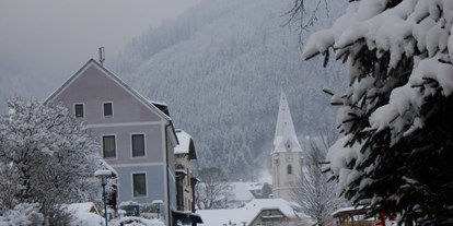 Pensionen - Skilift - Steiermark - Blich Richtung Bürgeralm in Aflenz mit Kirche - Pension Gierlinger ***, Aflenz Kurort/ Steiermark