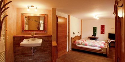 Pensionen - Radweg - Gröbming - Uriges Doppelbettzimmer mit Dusche und WC. - Ortnerhof Ennstal